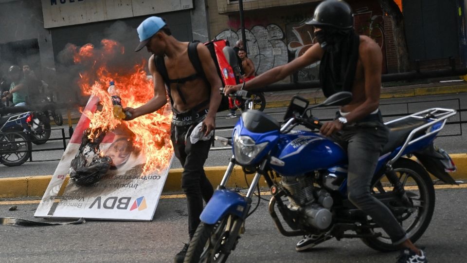 Cacerolazos y derribo de estatuas: así van las protestas, tras el triunfo de Maduro en Venezuela