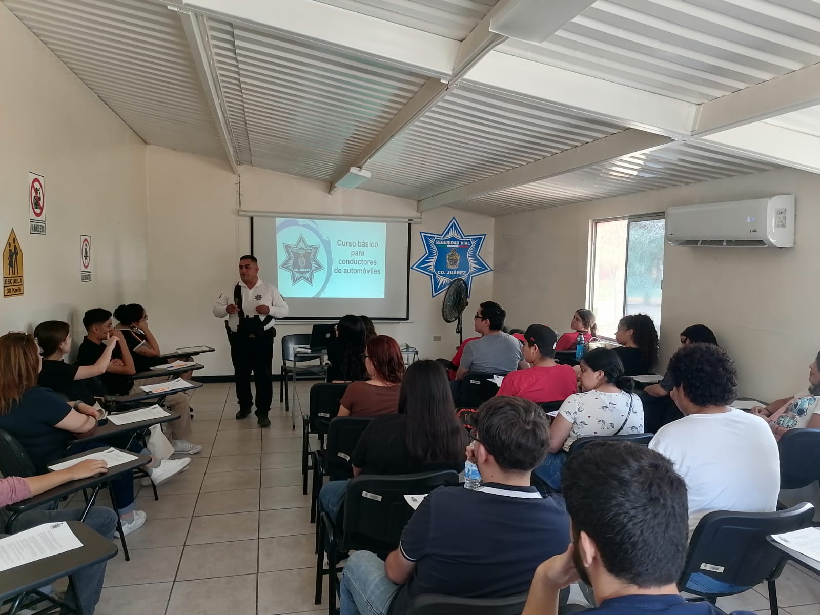 Capacita Seguridad Vial a 48 jóvenes con curso básico de manejo