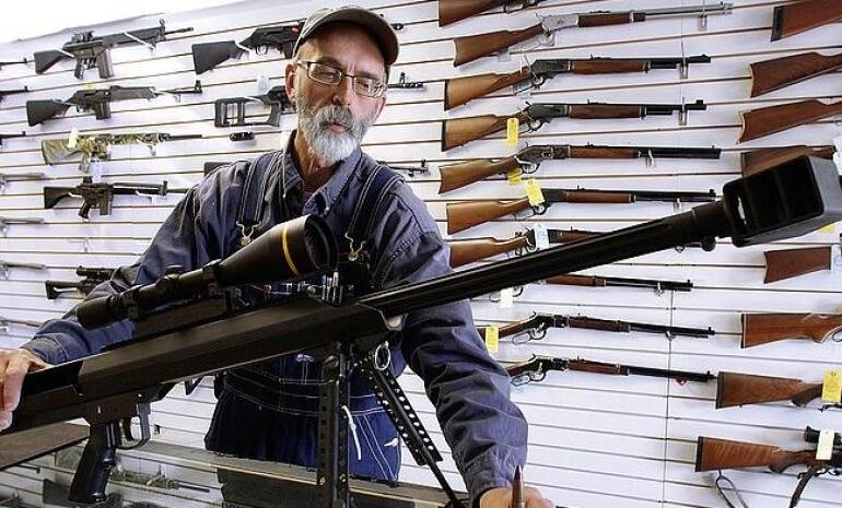 Juez de EU rechaza demanda de México contra seis fabricantes de armas en Boston