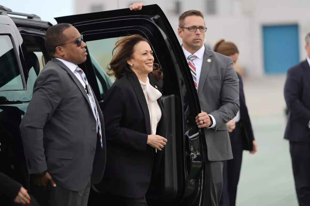 A los hispanos les entusiasma Harris, pero tiene que trabajar para granjeárselos, dicen expertos