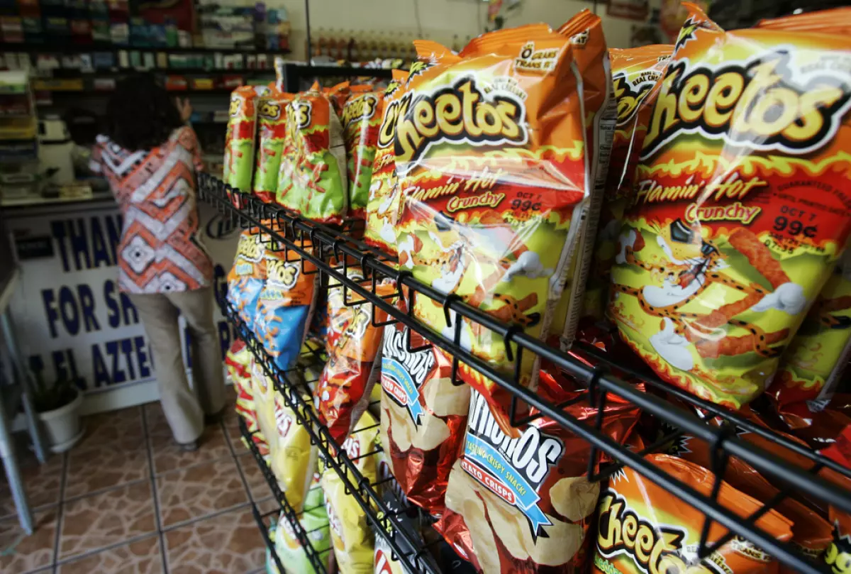 No más ‘Hot Cheetos’: California aprueba prohibición de colorantes sintéticos de alimentos en escuelas