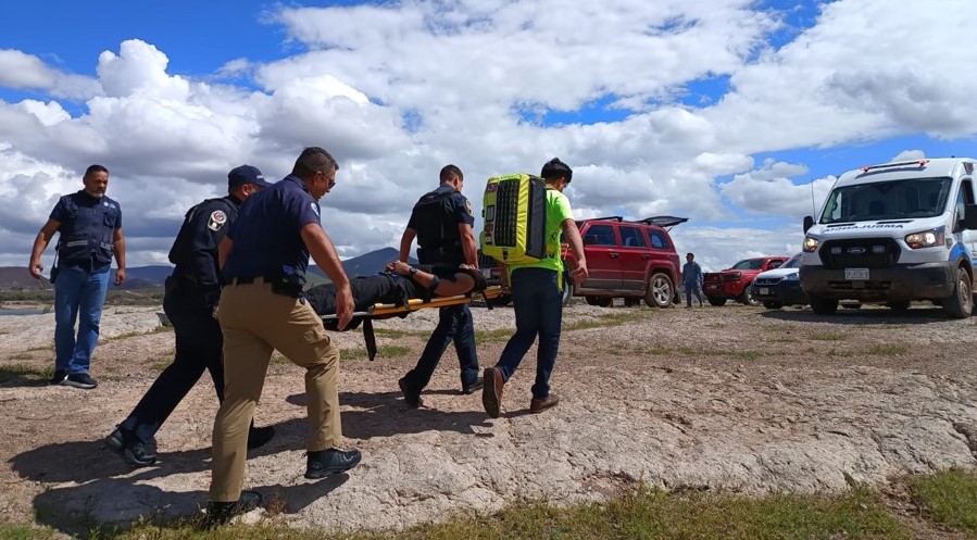 Rescatan a tripulantes de helicóptero tras accidente en Presa Chihuahua