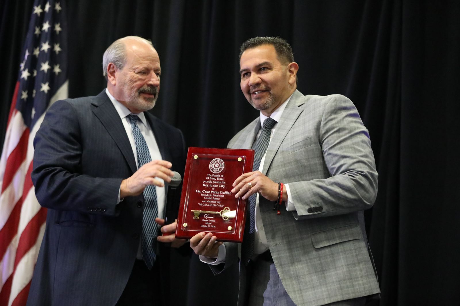 Rinden homenaje al alcalde de El Paso, Oscar LeeserRinden