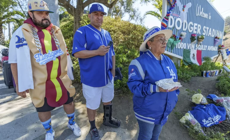 Con burritos, banderas y flores, la entrada de Dodger Stadium se ha convertido en un altar a Valenzuela