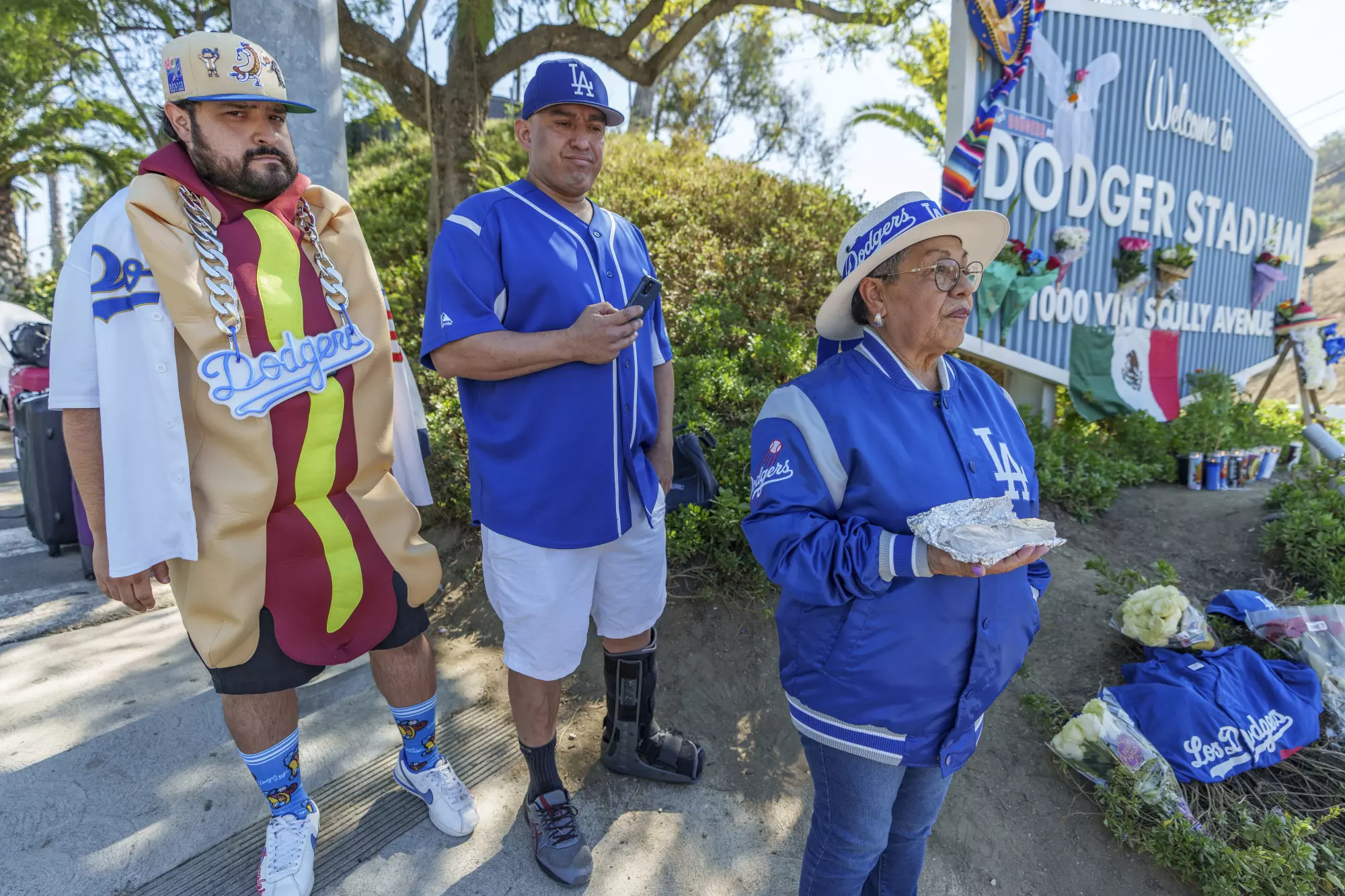 Con burritos, banderas y flores, la entrada de Dodger Stadium se ha convertido en un altar a Valenzuela