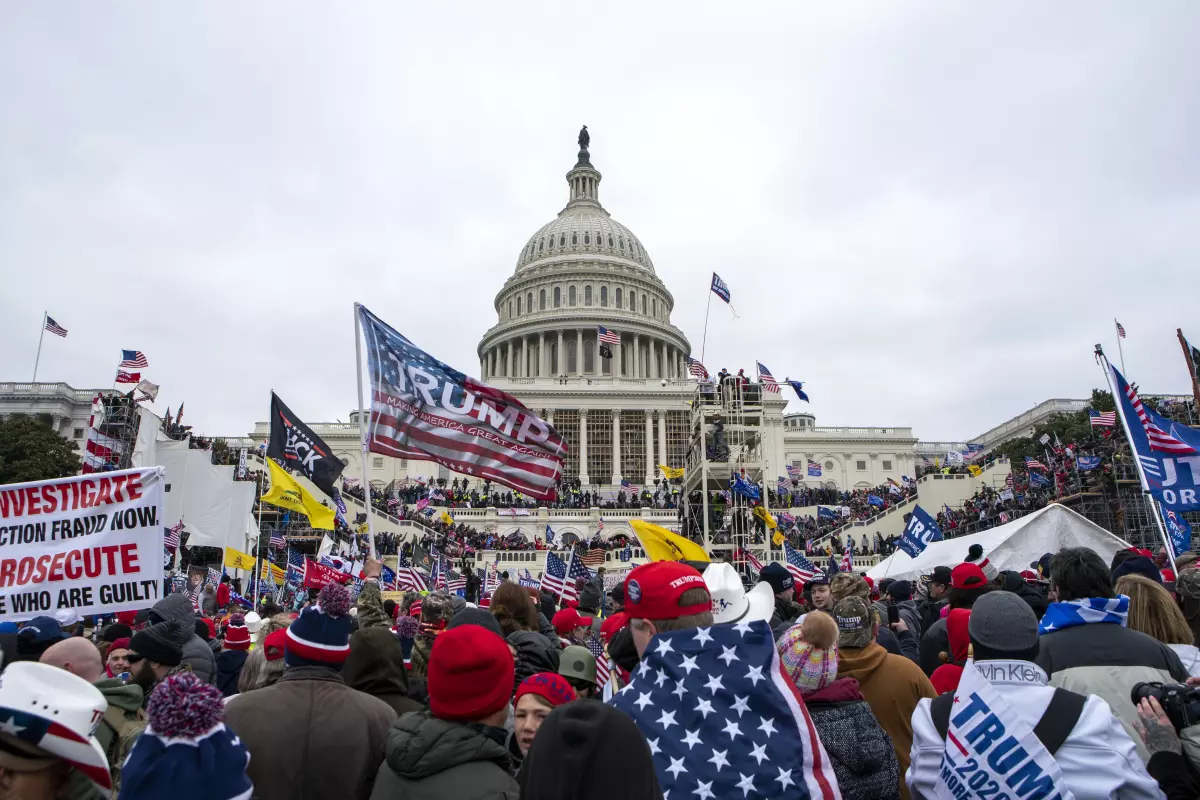 Manifestantes que asaltaron el Capitolio tras derrota de Trump en 2020 celebran su regreso