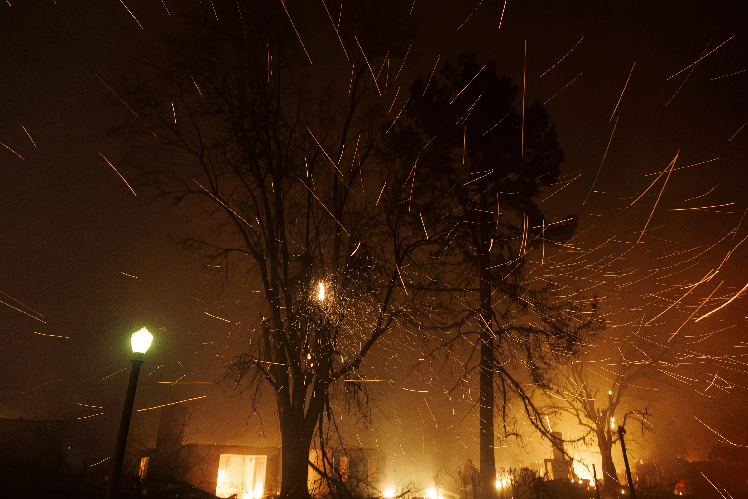 Una de las tormentas de fuego más destructivas en la historia de Los Ángeles mata a 5 personas y quema 2.000 edificios