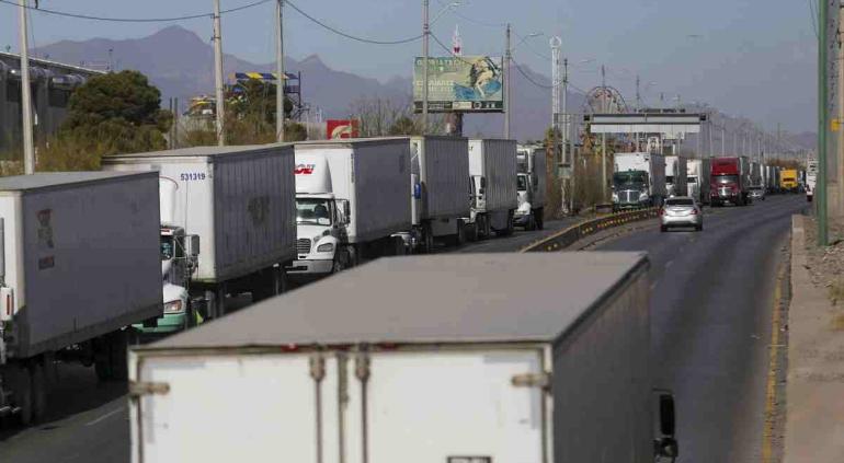 Colapso aduanual en Juárez: 2 mil tráileres varados por tres días