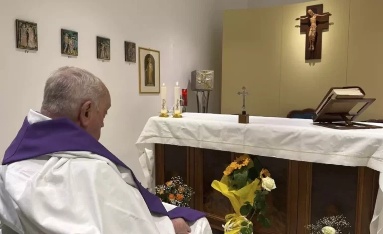 El Vaticano difunde foto del papa en el hospital