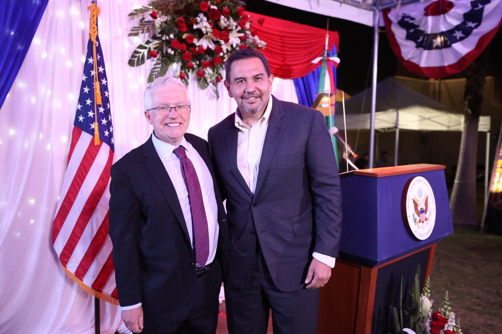 compaña Alcalde de Cd Juérez a cónsul de Estados Unidos a festejo de Independencia