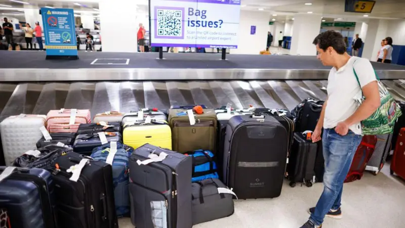 Cómo el cobro de tu equipaje se convirtió en un multimillonario negocio para las aerolíneas