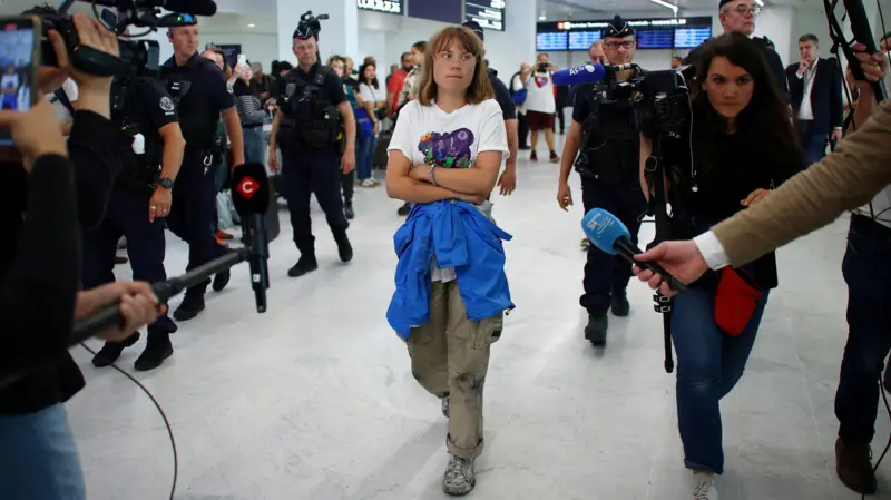 Israel deporta a Greta Thunberg, quien viajaba en el barco que intentó romper el bloqueo en Gaza