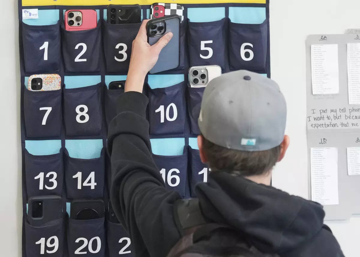 La mitad de los estados de EEUU prohíben o regulan celulares en escuelas, y otros se sumarán