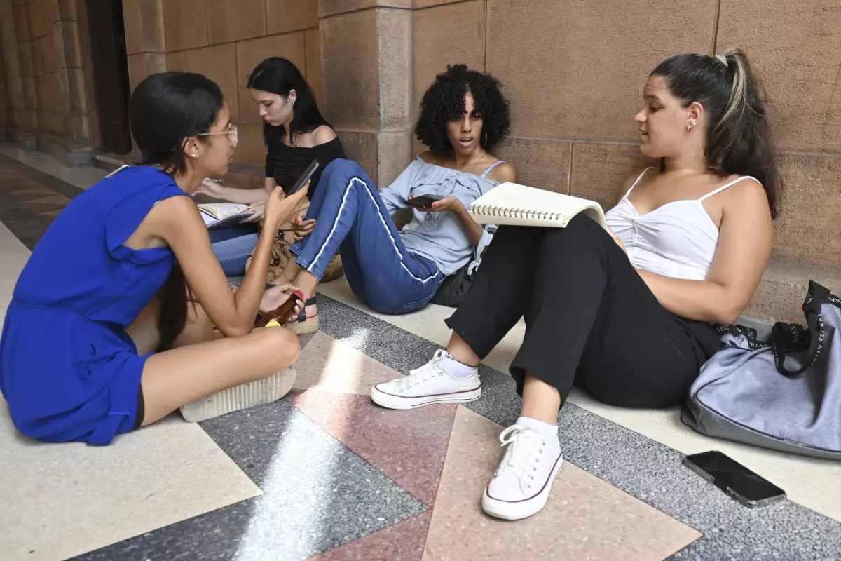 Estudiantes cubanos protagonizan inusual protesta por aumento de tarifas de internet