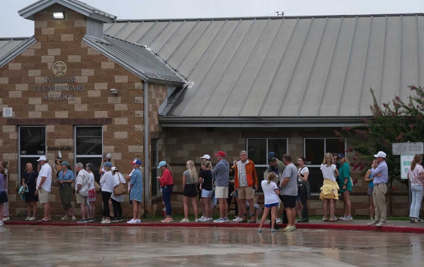 Buscan a más de 20 niñas tras inundación en campamento de verano en Texas
