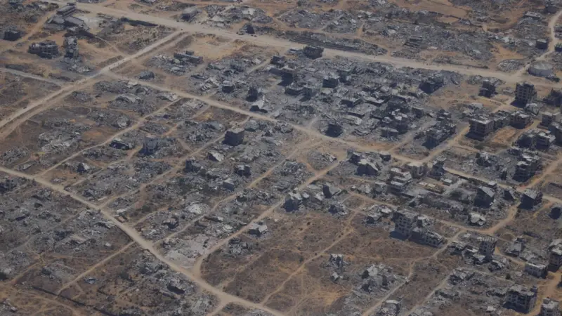 Las imágenes aéreas que revelan la magnitud de la destrucción en Gaza y que el gobierno de Israel no quiere que los periodistas filmen