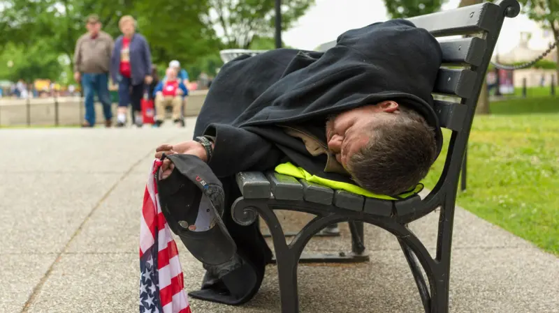 Por qué en EE.UU., el país más rico del mundo, no para de aumentar el número de personas sin hogar