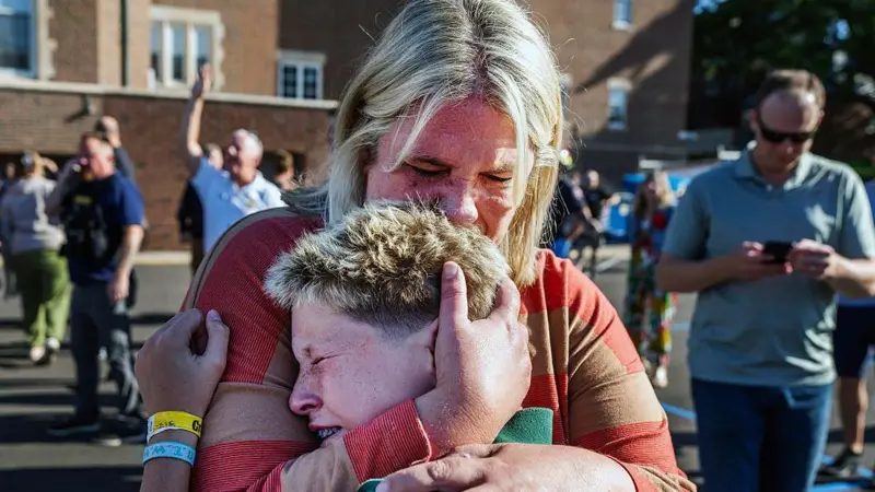 Quiénes son las víctimas y otras preguntas sobre el ataque a la iglesia de una escuela católica en EE.UU.