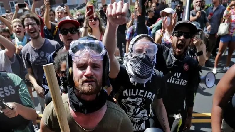 Qué es Antifa, el grupo de extrema izquierda enfrentado a los supremacistas blancos en EE.UU.
