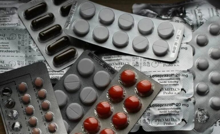 Admite Sheinbaum deuda con farmacéuticas