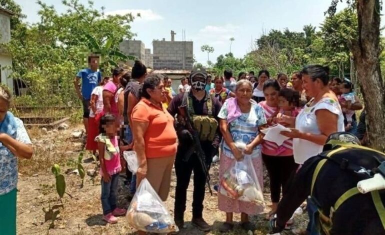 Entregan “narcodespensas”: presuntos integrantes del CJNG reparten víveres en Veracruz