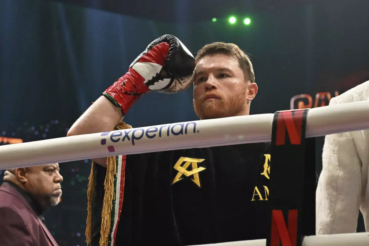 Canelo Álvarez se somete a cirugía en el codo izquierdo y complica su regreso al ring