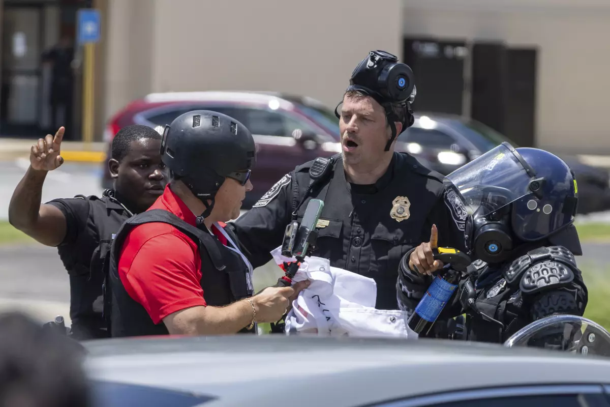 Periodista detenido durante protesta cerca de Atlanta es deportado a El Salvador