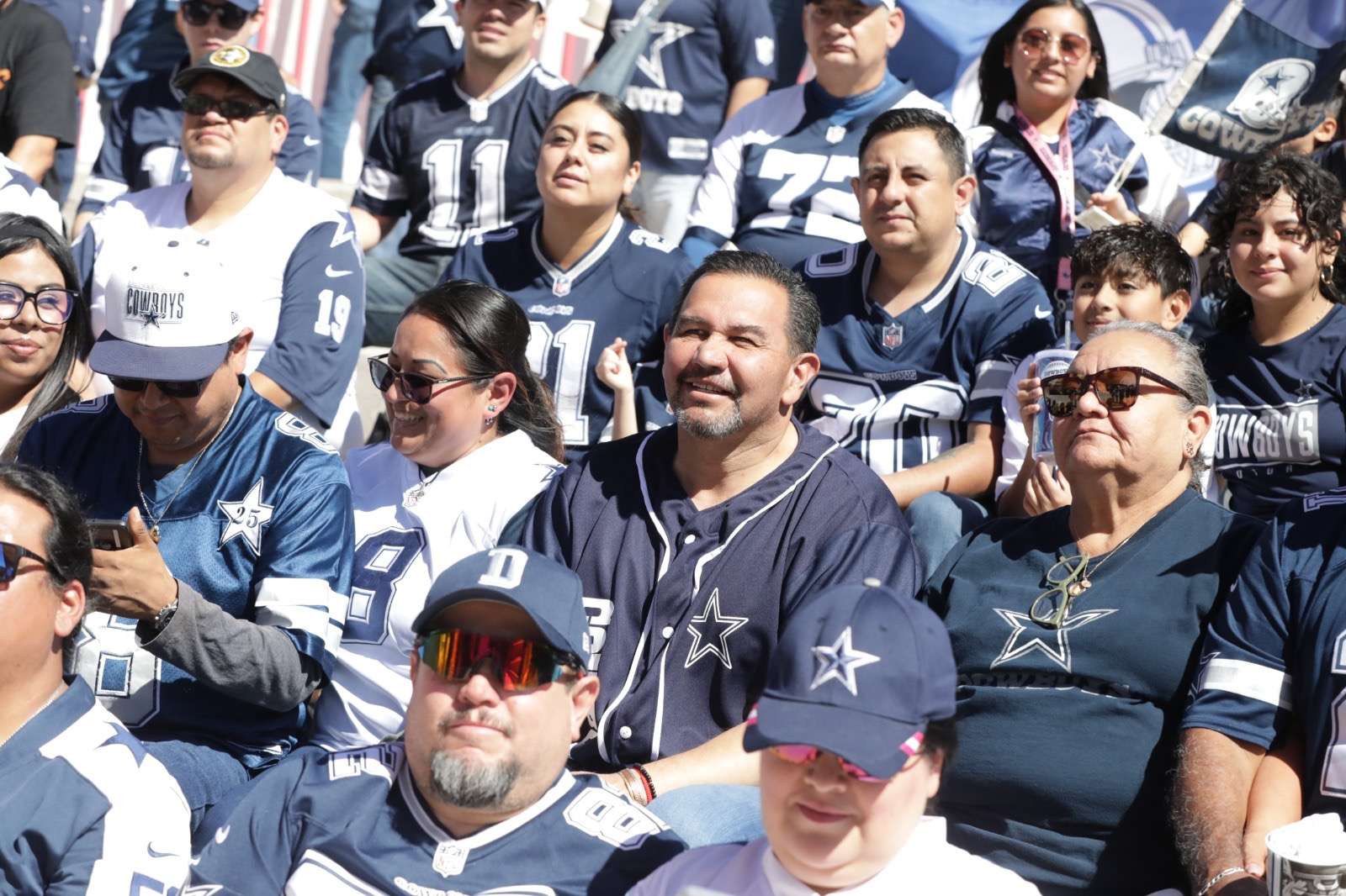 Acompaña Pérez Cuéllar a fans de los Vaqueros en su fotografía anual