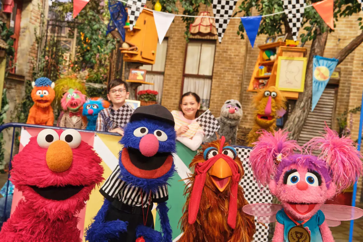 La nueva temporada de ‘Sesame Street’: Bubba Wallace, Netflix y muchas gallinas