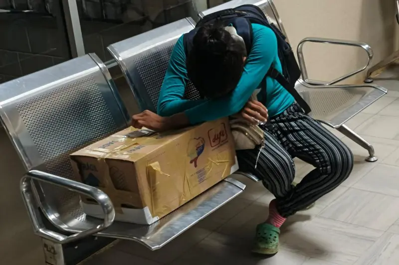 La desgarradora foto de la madre a la que entregaron el cuerpo de su bebé en una caja de cartón 