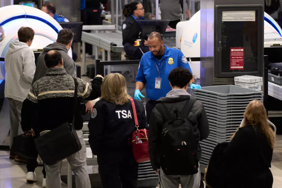 Agentes de la TSA trabajan sin cobrar en aeropuertos de EEUU por otro cierre de gobierno