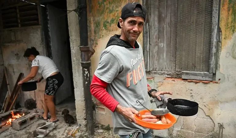 “Cocinamos con carbón y leña para 3 familias del barrio”: cómo viven los cubanos el mayor racionamiento de combustible en décadas
