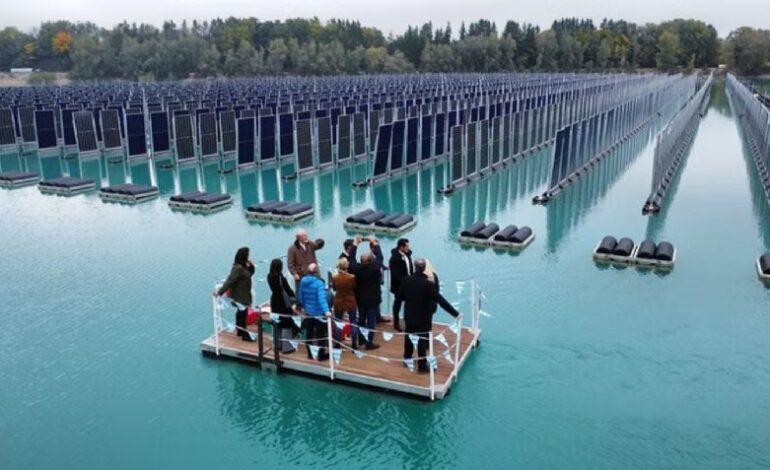 Ni bosques ni campos en Alemania: la tecnología de paneles verticales en el agua que ya ahorra un 70% de luz