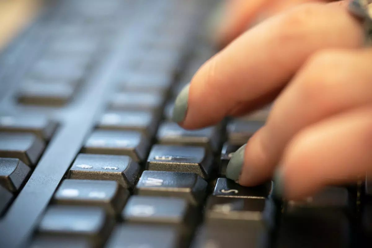El uso de IA en el trabajo crece, pero muchos empleados aún no la usan, según un sondeo