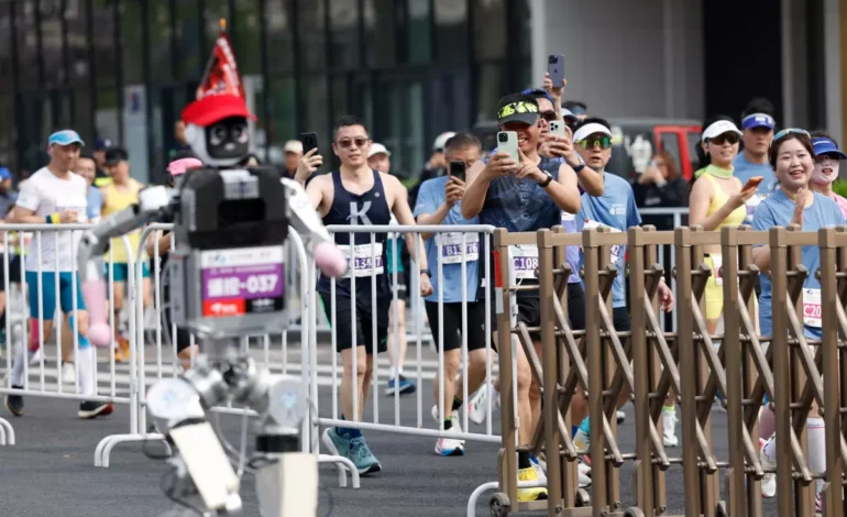 Un robot humanoide gana su carrera en Beijing y supera el récord humano de media maratón