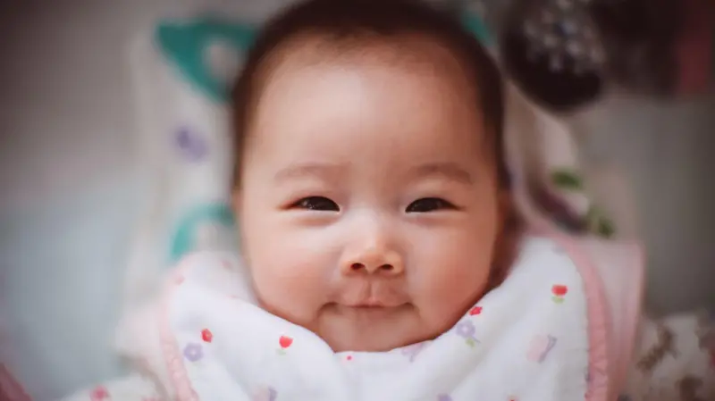 Crisis de solteros, “mujeres sobrantes” e impuesto al condón: por qué la apuesta de China para que nazcan más bebés salió mal