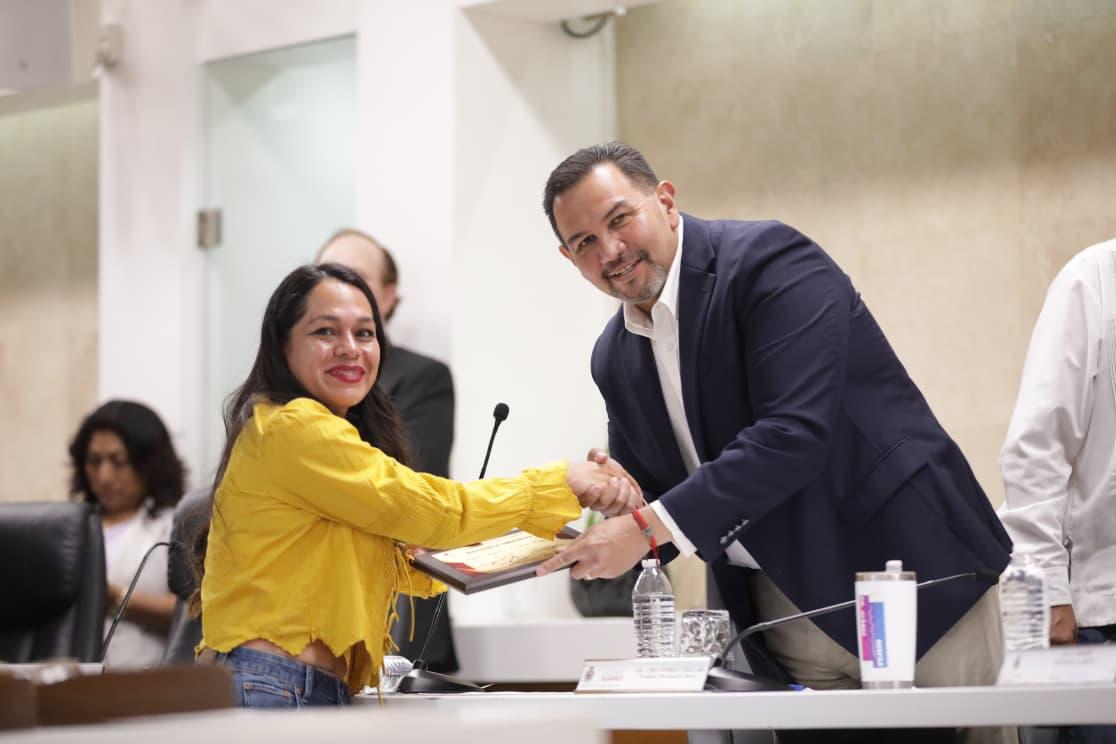 Reconocen en sesión del Ayuntamiento de Cd Juárez  labor de empleada de Limpia