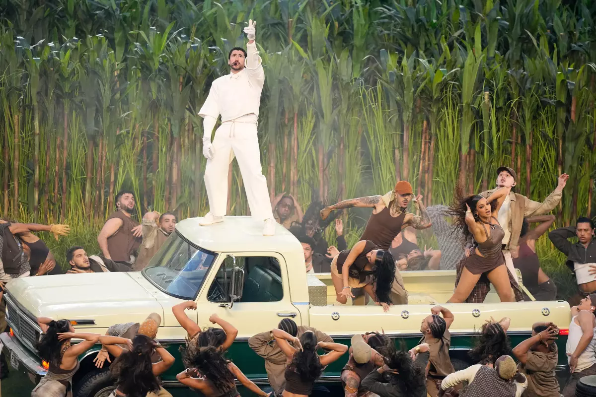 La FCC publica varias quejas de espectadores sobre la ‘repugnante’ actuación de Bad Bunny en el Super Bowl