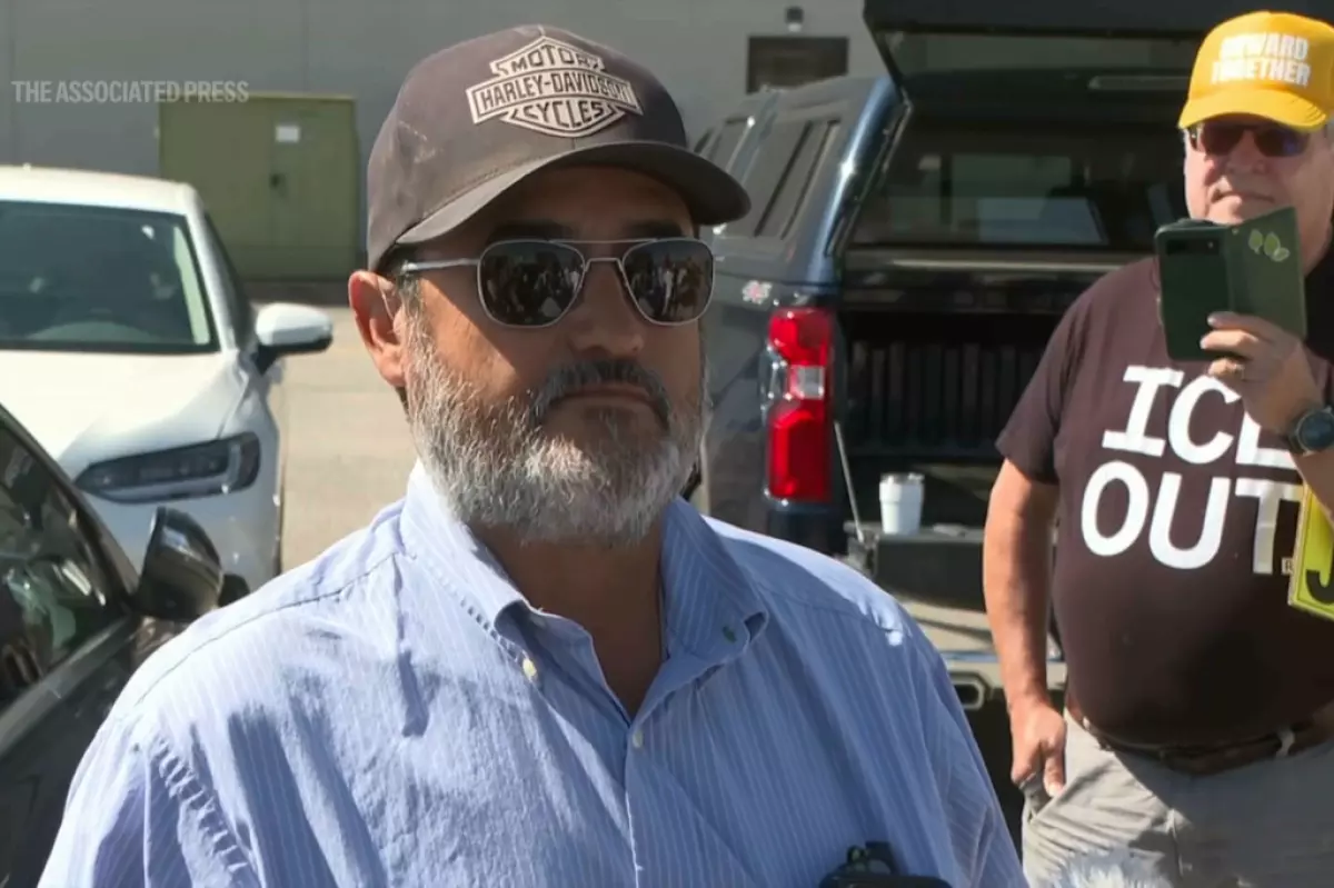 Autoridades migratorias detienen a exalcalde de Kansas que teme deportación por haber votado sin ser ciudadano