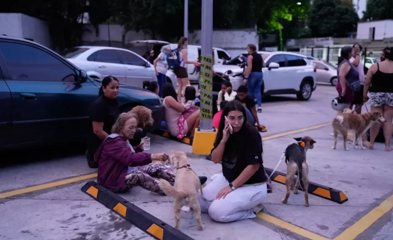 Dos fuertes terremotos sacuden Venezuela, provocando el derrumbe de edificios y viviendas en Caracas
