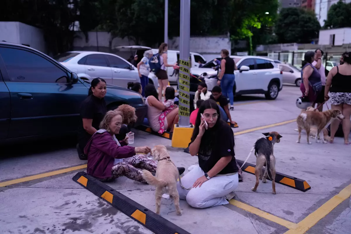 Dos fuertes terremotos sacuden Venezuela, provocando el derrumbe de edificios y viviendas en Caracas