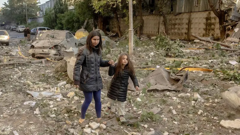 Al menos 21 muertos en Ucrania en uno de los mayores ataques de Rusia en los últimos meses con más de 700 drones