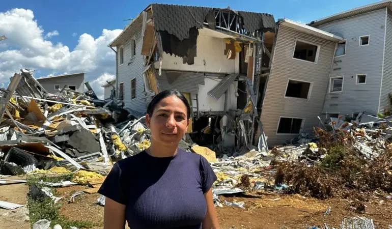 “Eran de cartón”: el colapso de más de 100 viviendas sociales turcas en el terremoto de Venezuela que pone bajo escrutinio el programa estrella de Chávez